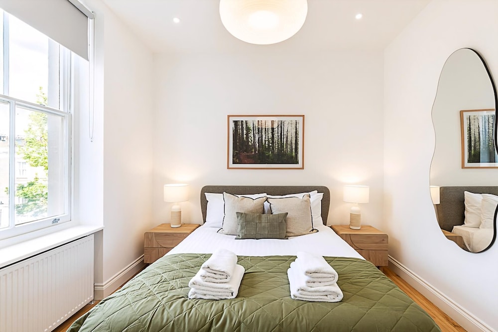 Chic Chelsea Retreat: Bright Space & Balcony Bliss