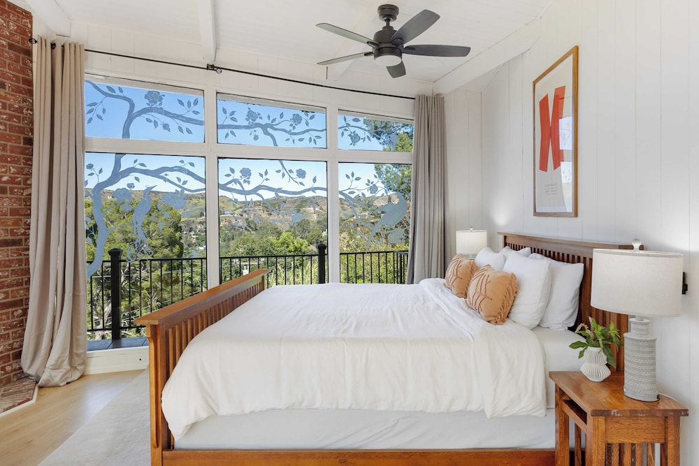 Designer Retreat w/ Pool, Firepits, Panoramic Views The Lake House at Malibu
