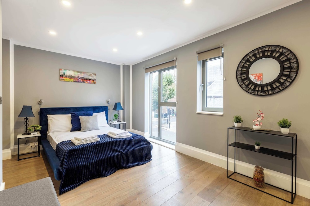 Beautiful Canal Side Notting Hill Abode With Terrace view 5