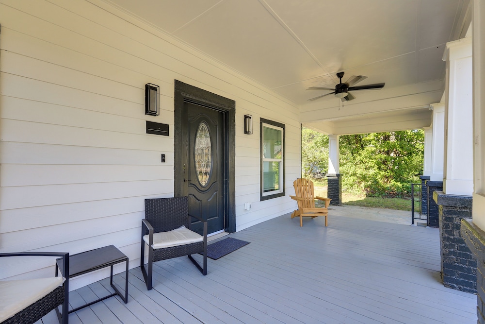 9 Mi to Dtwn Atl: Pet-friendly Apt w/ Yard
