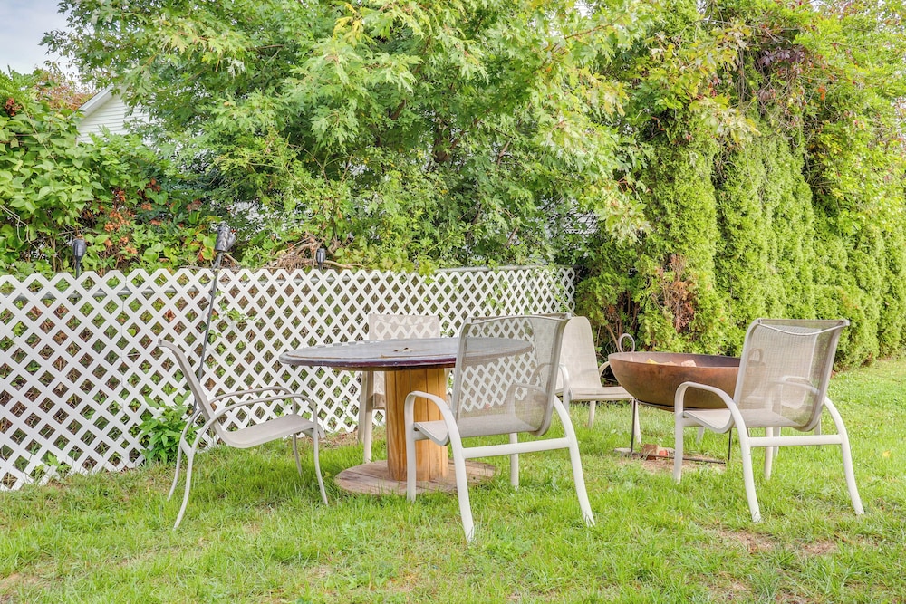 2 Mi to Beach, Shared Yard Space: West Haven Apt!