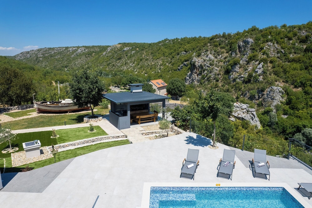 Villa River Rose With Pool and Jacuzzi