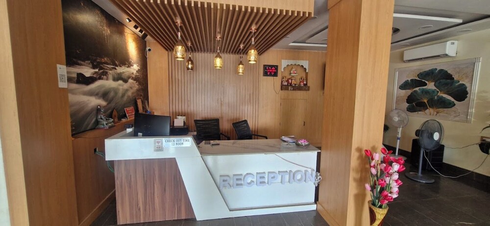 Lobby & Reception