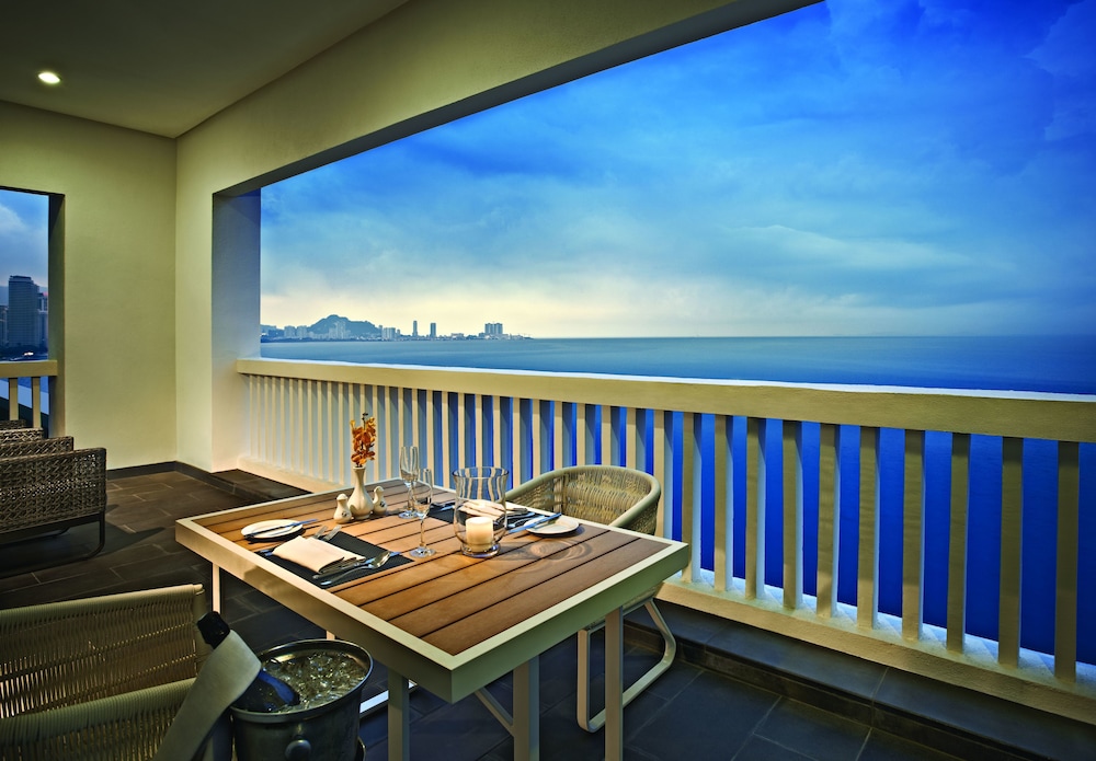 Eastern & Oriental Hotel 35