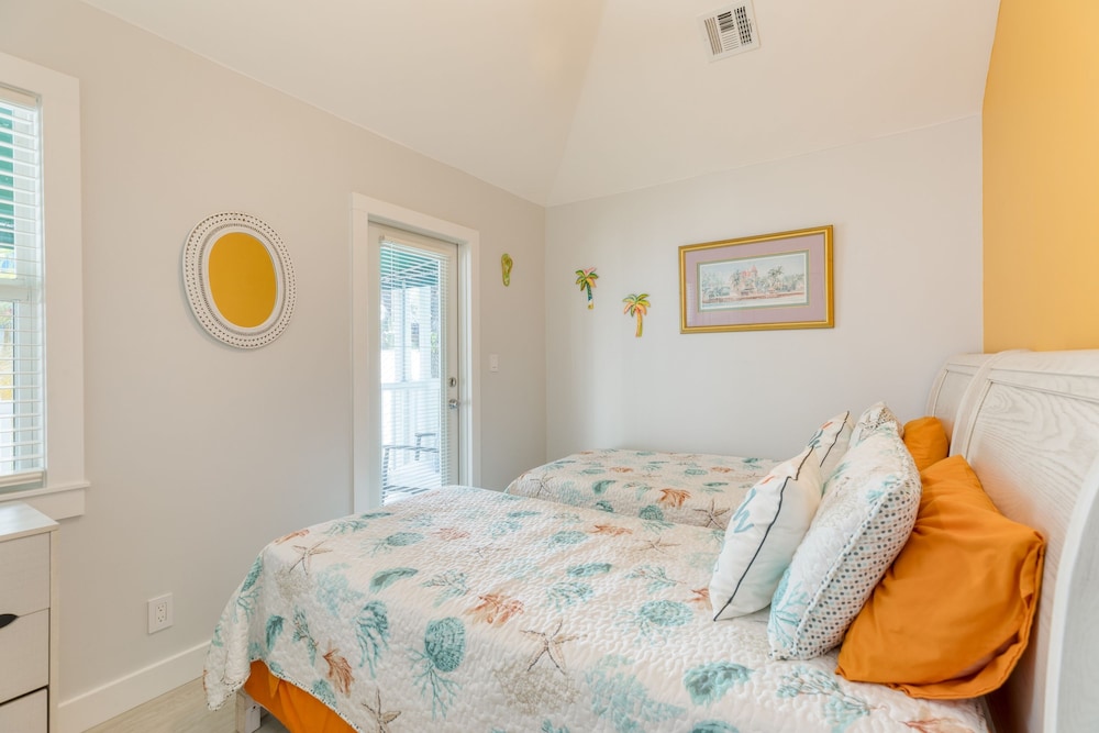 Bahamian Reed by Avantstay Walk to Everything w Community Pool Week Long Stays Only