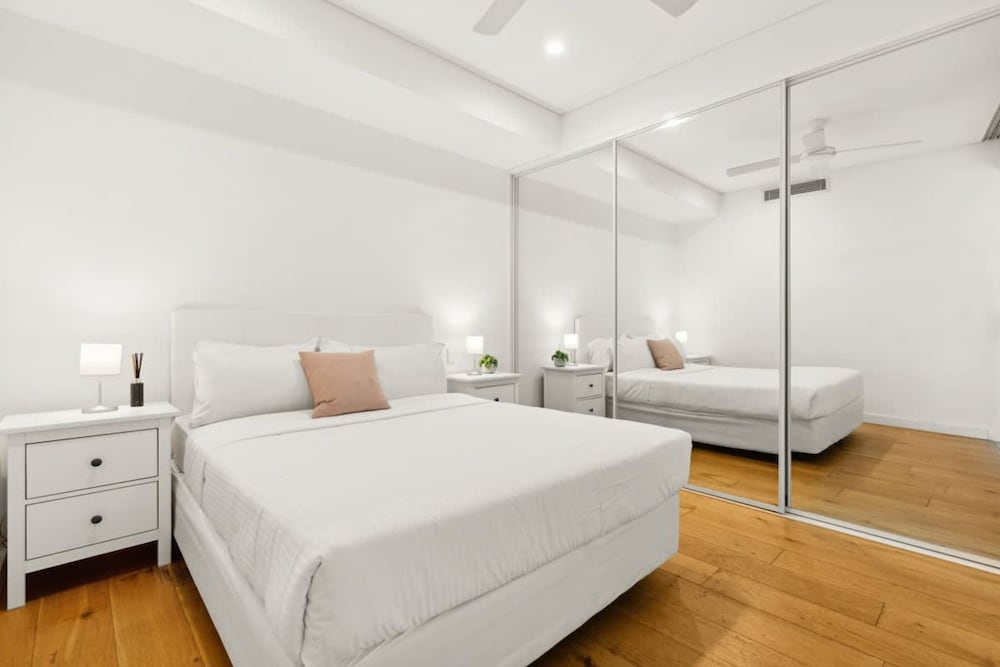 Central Modern 1 Bedroom With Air-con Balcony