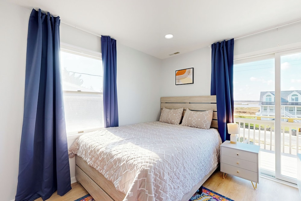 5BR Beachfront Home w/ Large Deck, Grill, W & D