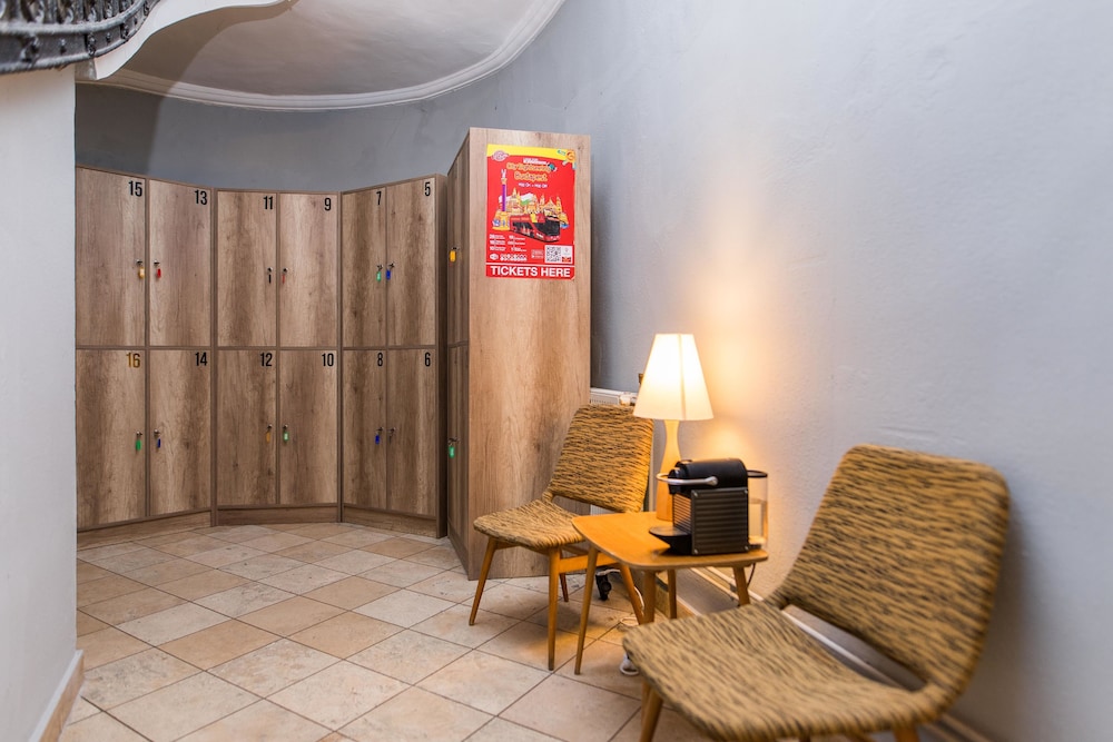 2B Hostel & Rooms