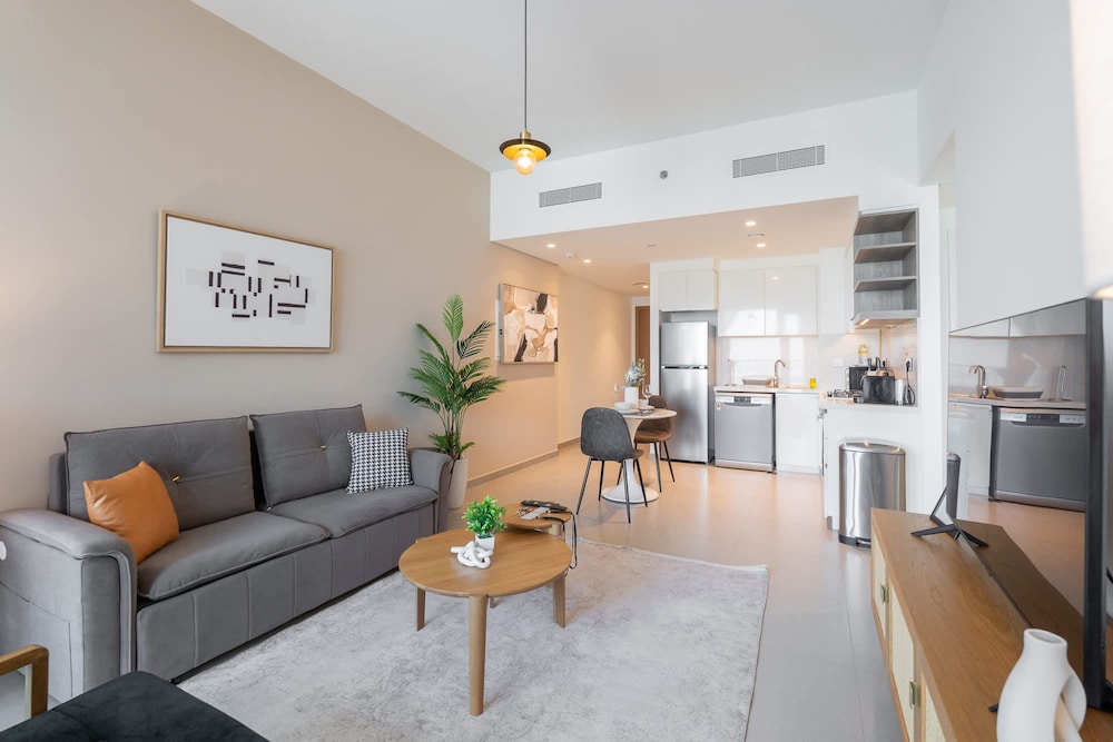 Modern 1-bedroom Apartment Perfect for Family in Downtown With Skyline Views