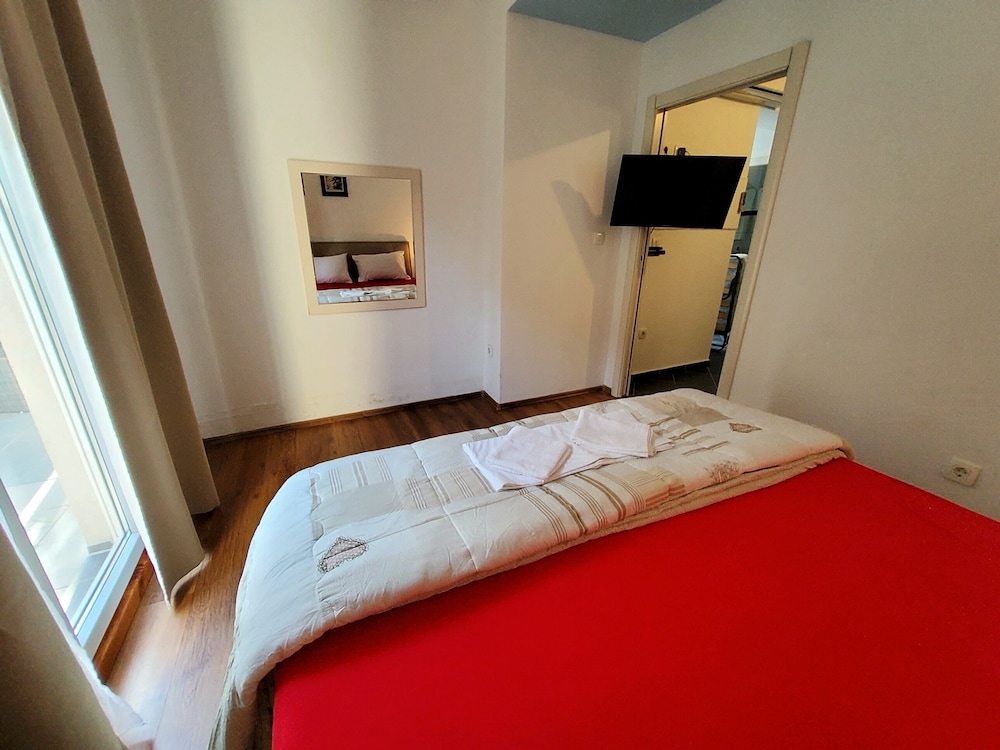 Charming Apartment 3 Sleeps 4 Guests view 4
