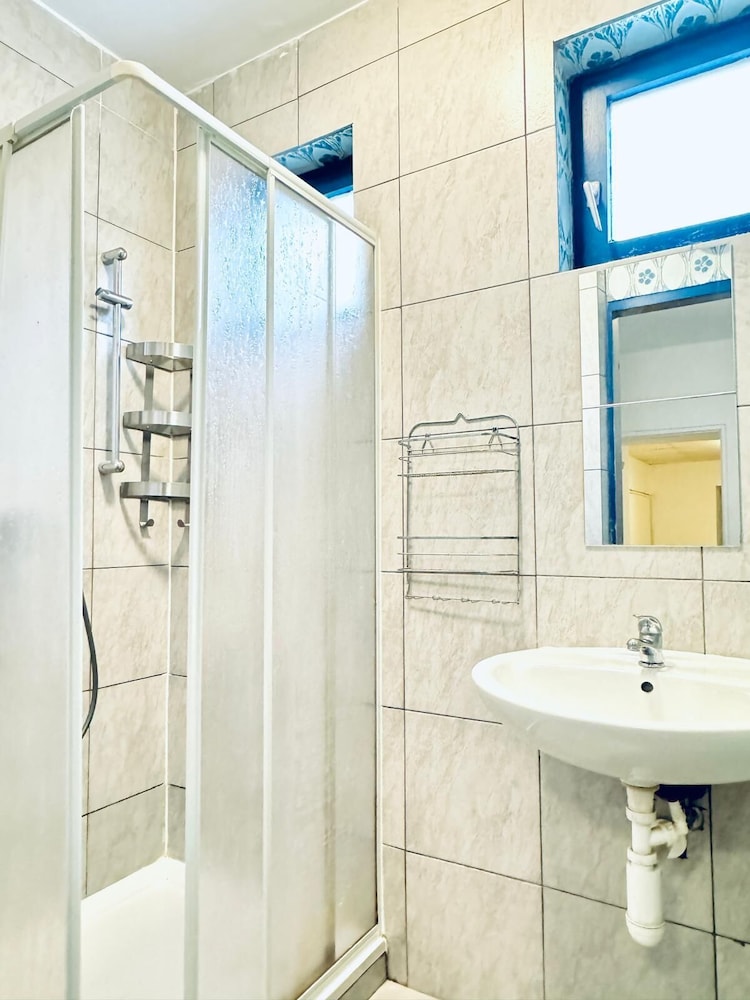 Cityside Two Bedroom Apt Budget Stay