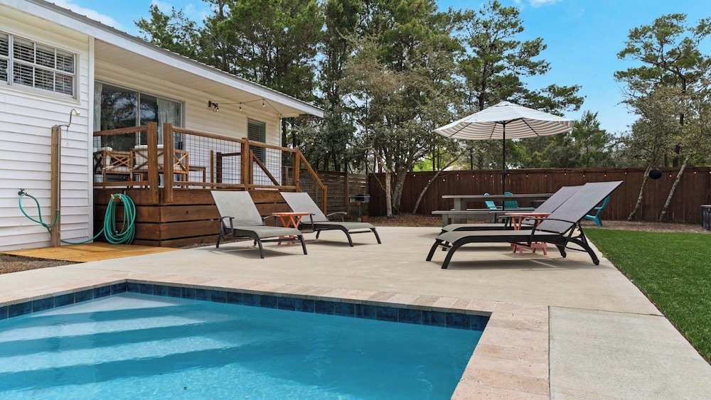 2BR Home, Private Heated Pool, 4 Bikes, Beach Access