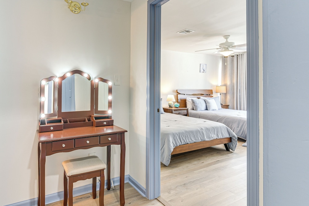 Walk to Shops, Eateries: Historic Galveston Escape