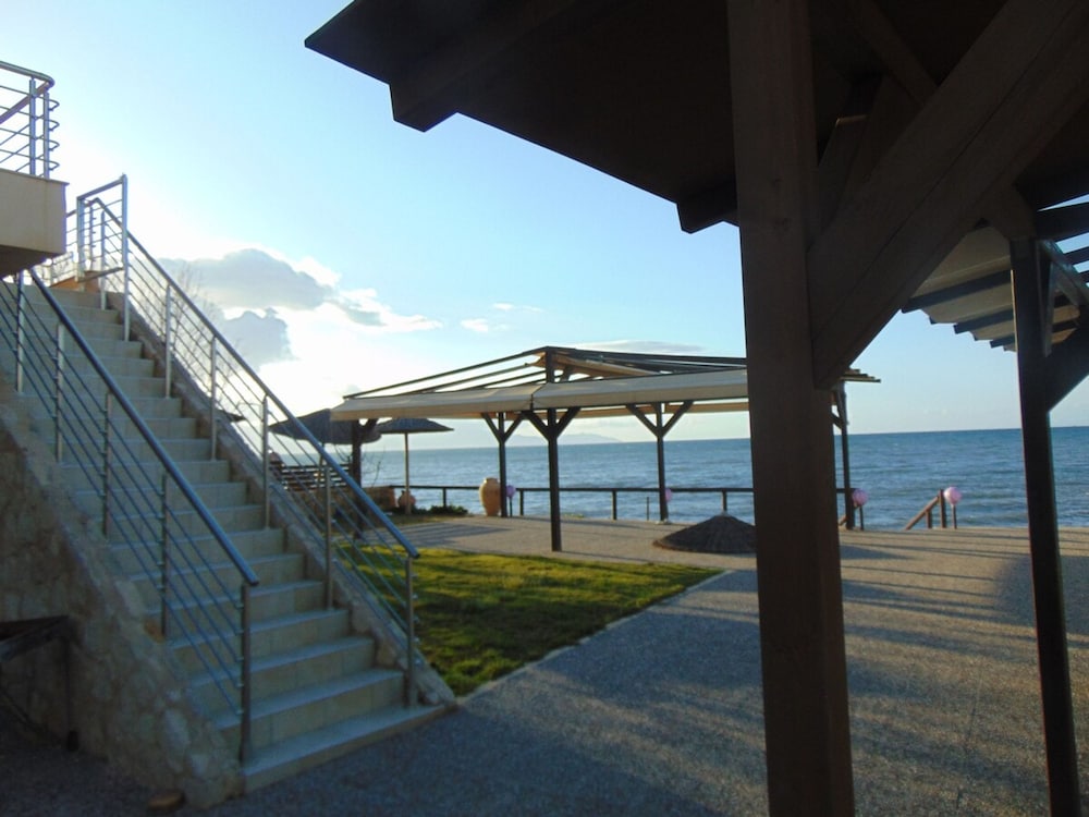 Comfy Beachfront Litinas Casa With Seaview