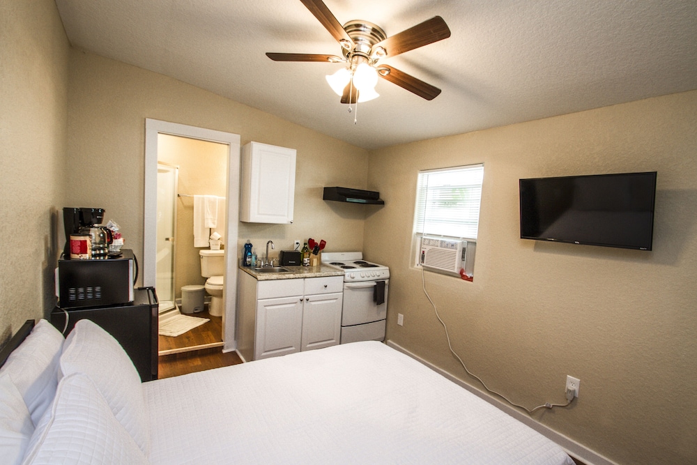 Remodeled Studio Near Downtown view 3