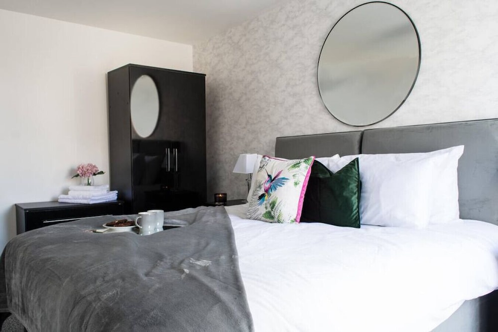 2 Bedroom Apt Leamington Spa view 3