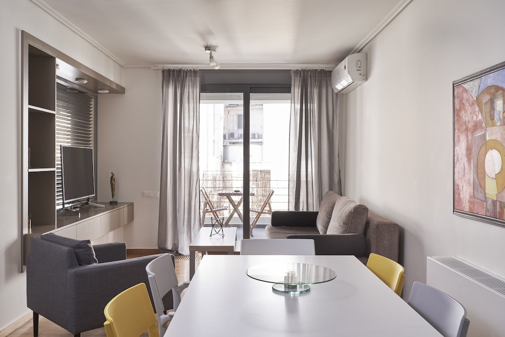 Contemporary Comfy Apt