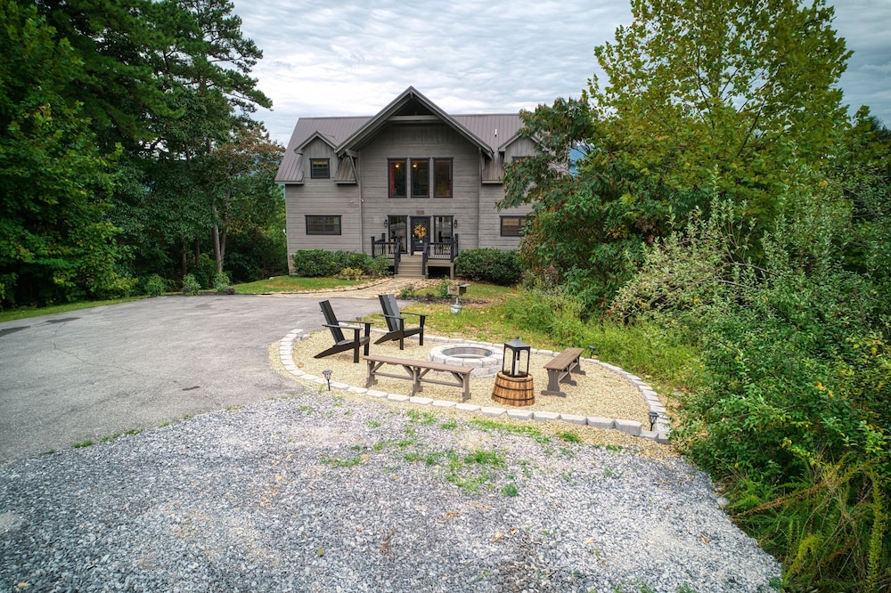 Cabin w Amazing Views Theater Firepit Hot Tub