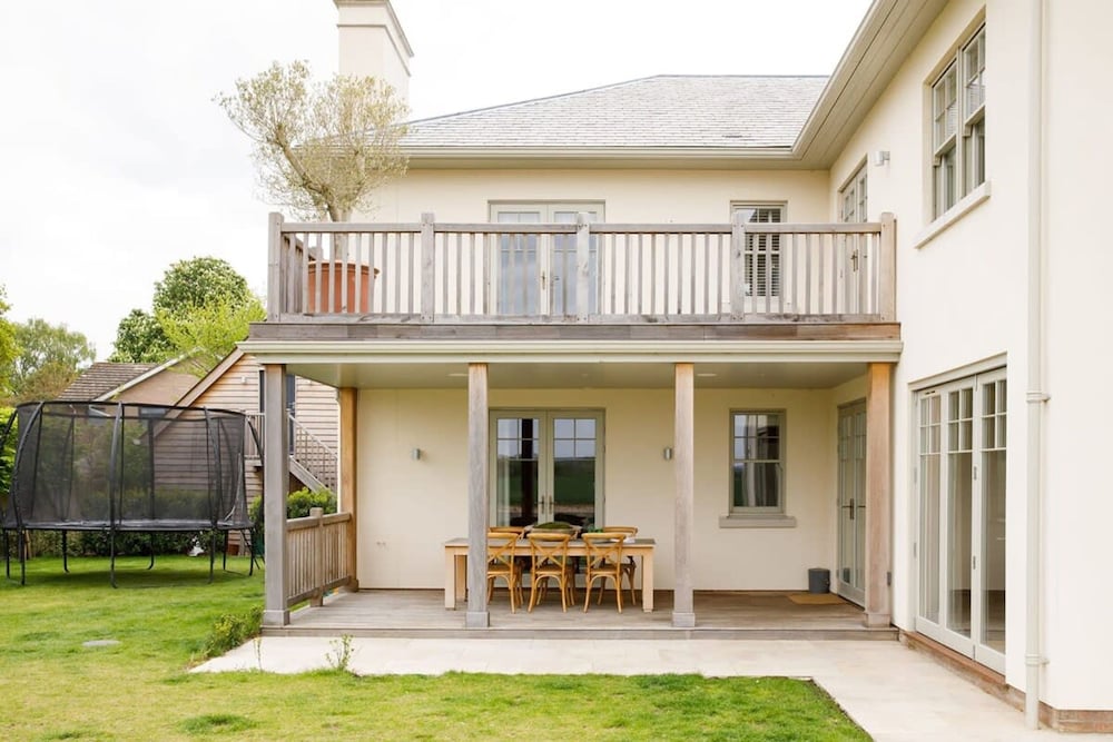 Beautiful Oasis Near Waterfront