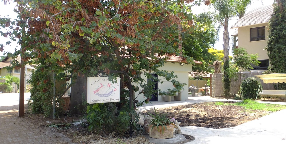 Nuriel Fruit & Guest House
