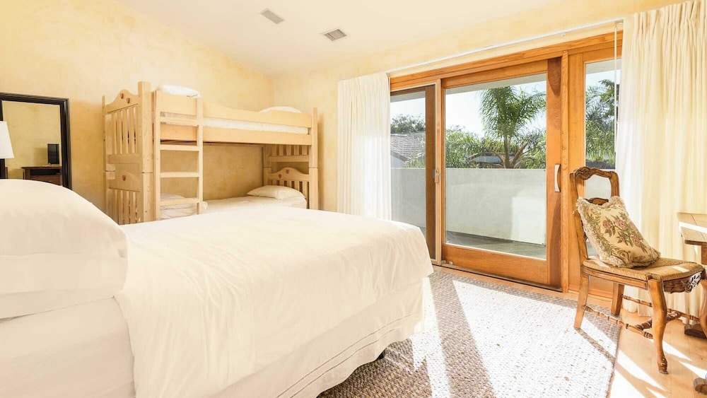 Two Estates w/ Pools, Hot Tubs, Game Rooms, Valley Views & Tennis Court Near Beaches & Wineries