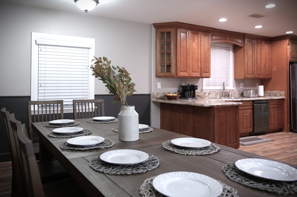 Designer decorated 6 bedroom 4 bath pool home