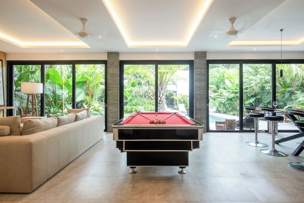 Elegant 3BR Retreat Stylish Modern Villa Seminyak