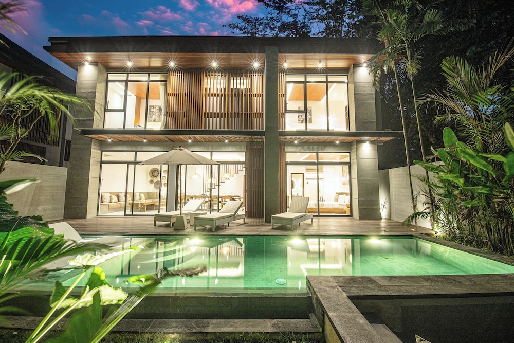 Enchanting 5BR Canggu Villa Moments to Sea