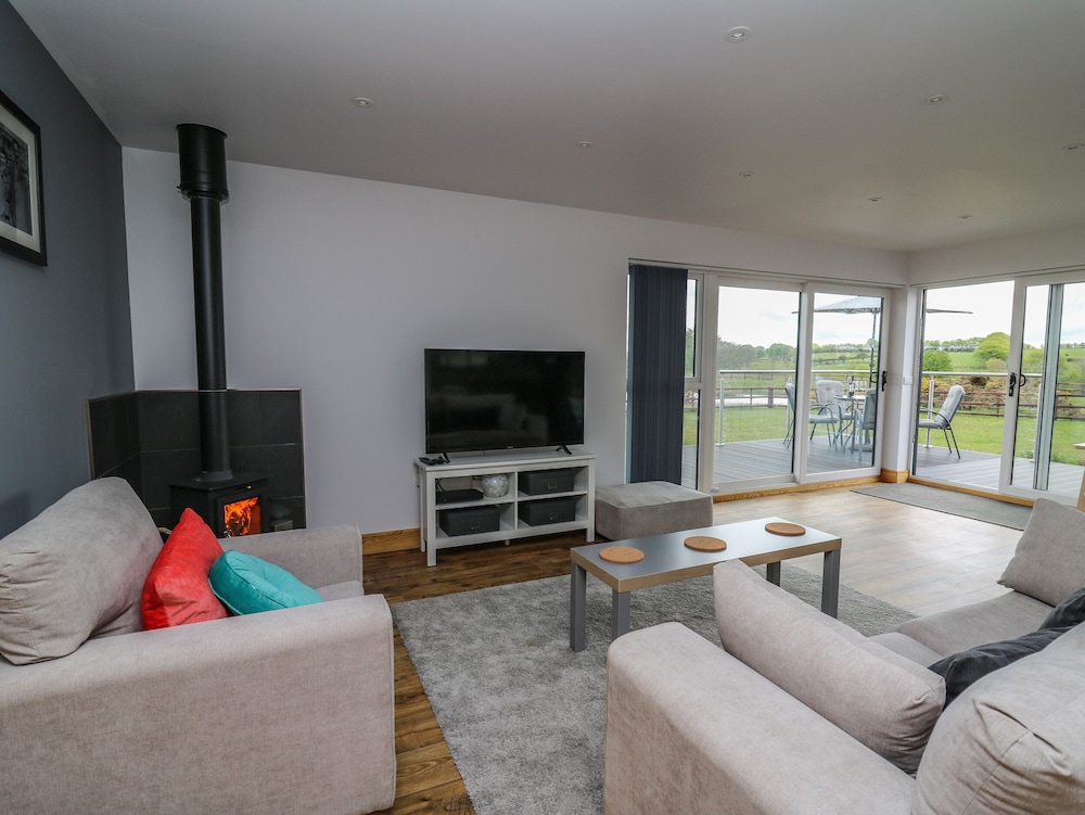 Llyn Cae Ty Nant Fishery Holiday Let