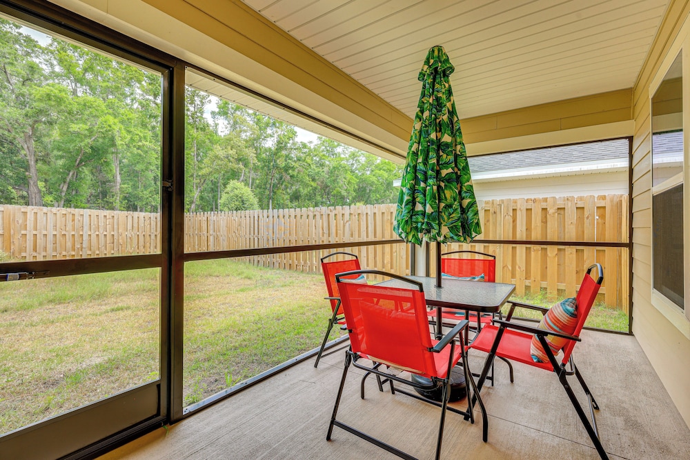 15 Mi to UF: Home w/ Furnished Porch in Alachua!