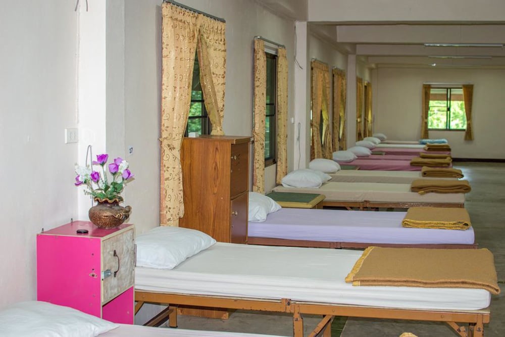 Bed & Sleeping Area
