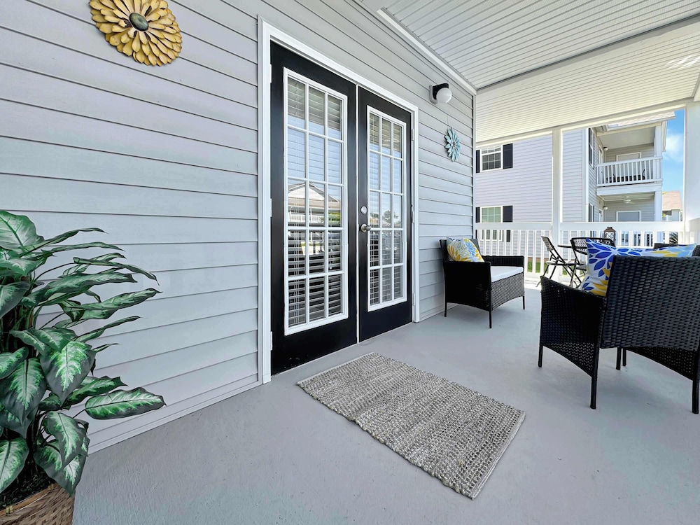 Coastal Retreat - Stay for 6!