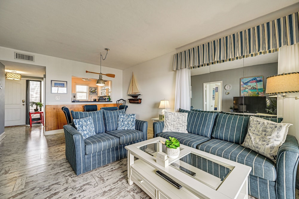 Steps to Naples Bay & Tin City: Condo w/ Pool!