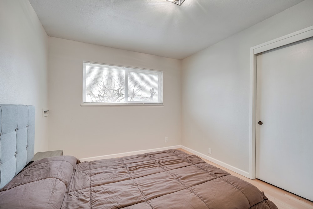 4 Mi to San Joaquin River: Remodeled Home w/ Patio