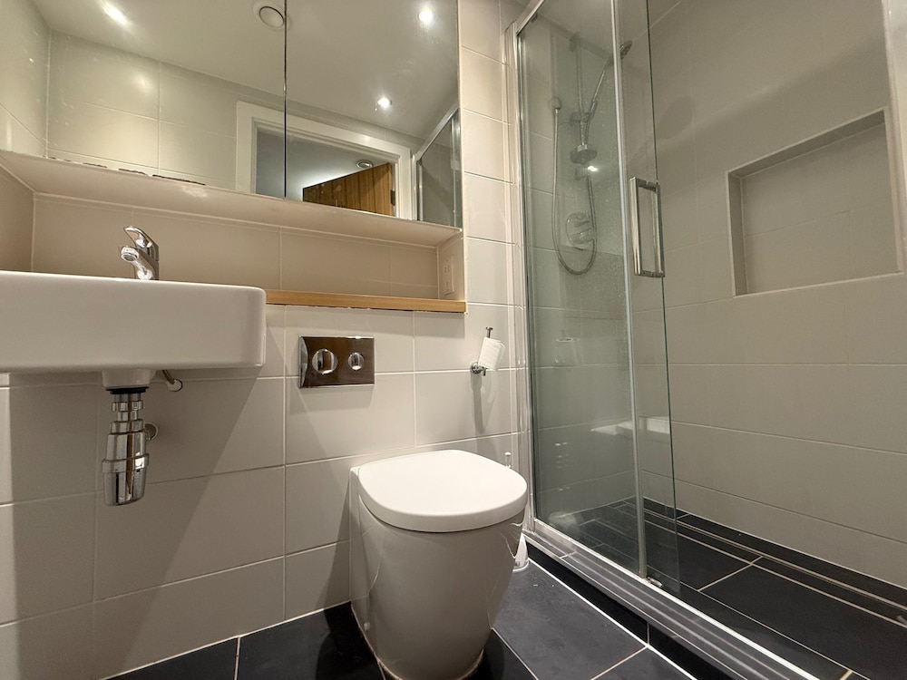 2BR Apartment - Sleeps 4 - Free Parking - Reading