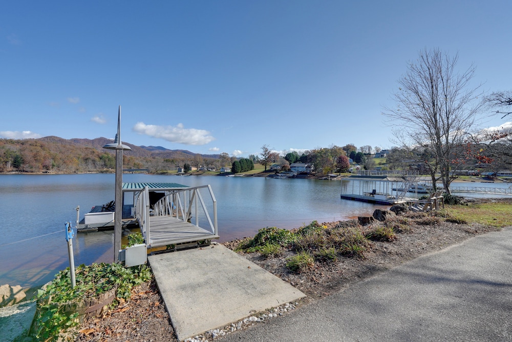 Lake Chatuge Apt w/ Boat Dock in Hayesville!
