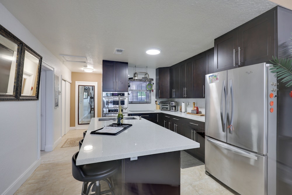 Lakefront Getaway w/ Dock Near Las Olas Beach