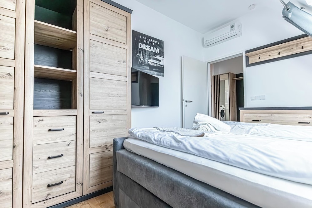 Luxury AC Balcony Apartment City Center