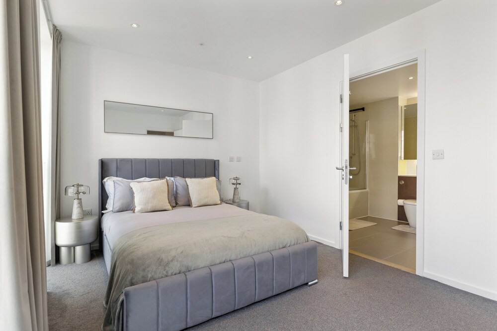 2 Bed-sleeps 4-balcony-family Friendly