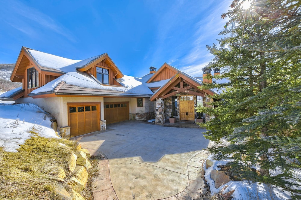 Telemark Luxury Retreat by Avantstay Stunning Views w Hot Tub Theatre Room and Pool Table
