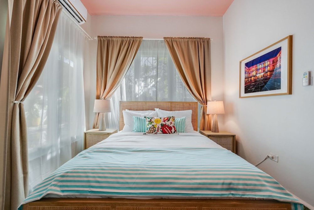 Chic Apartment Pool Parking in Central Condado
