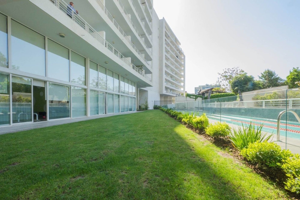Modern Studio - w Pool Gym Steps Away From Metro