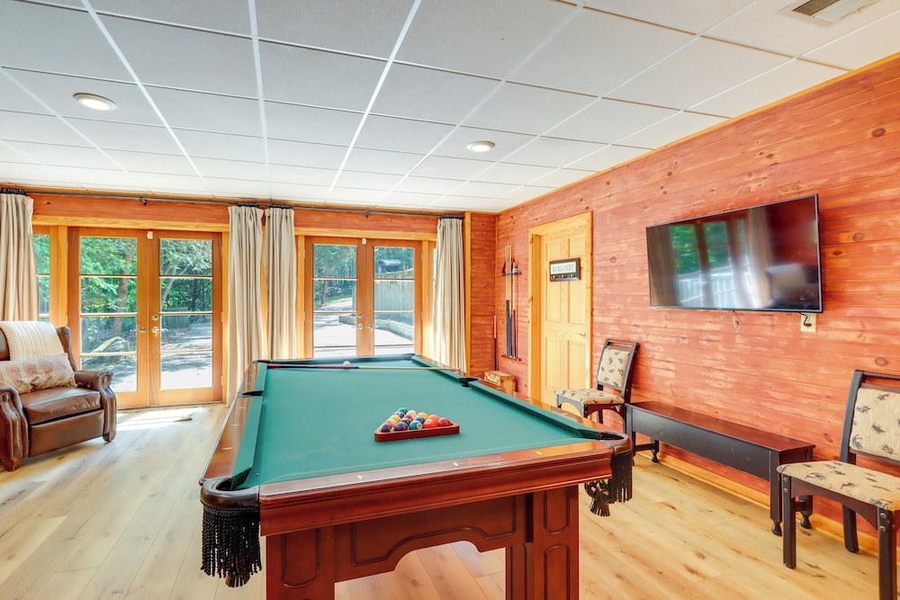 Hot Tub, Decks & Creek Access: Mccaysville Cabin!