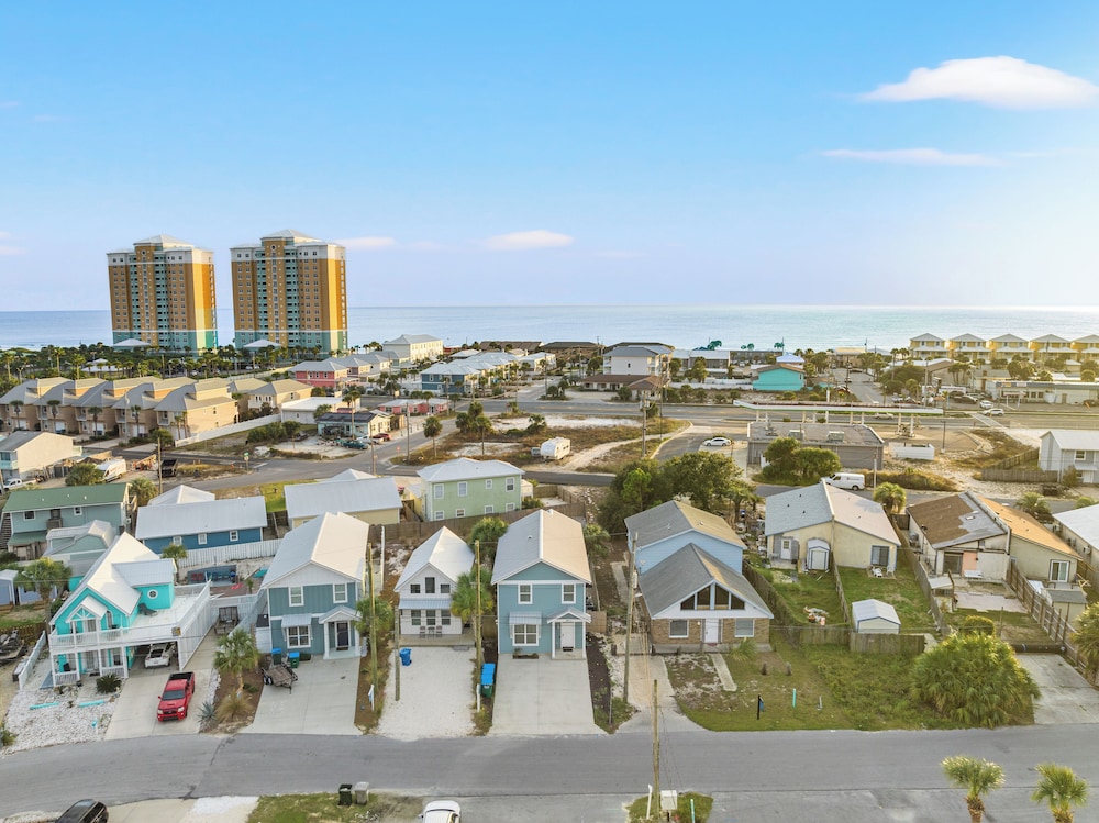 Spacious 4-bed, 3-bath Beach House Sleeps 12 for the Perfect Getaway