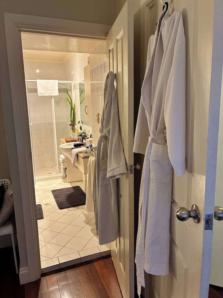 Cozy Tusmore Apartment With Private Garden City View Near Burnside Village Mall