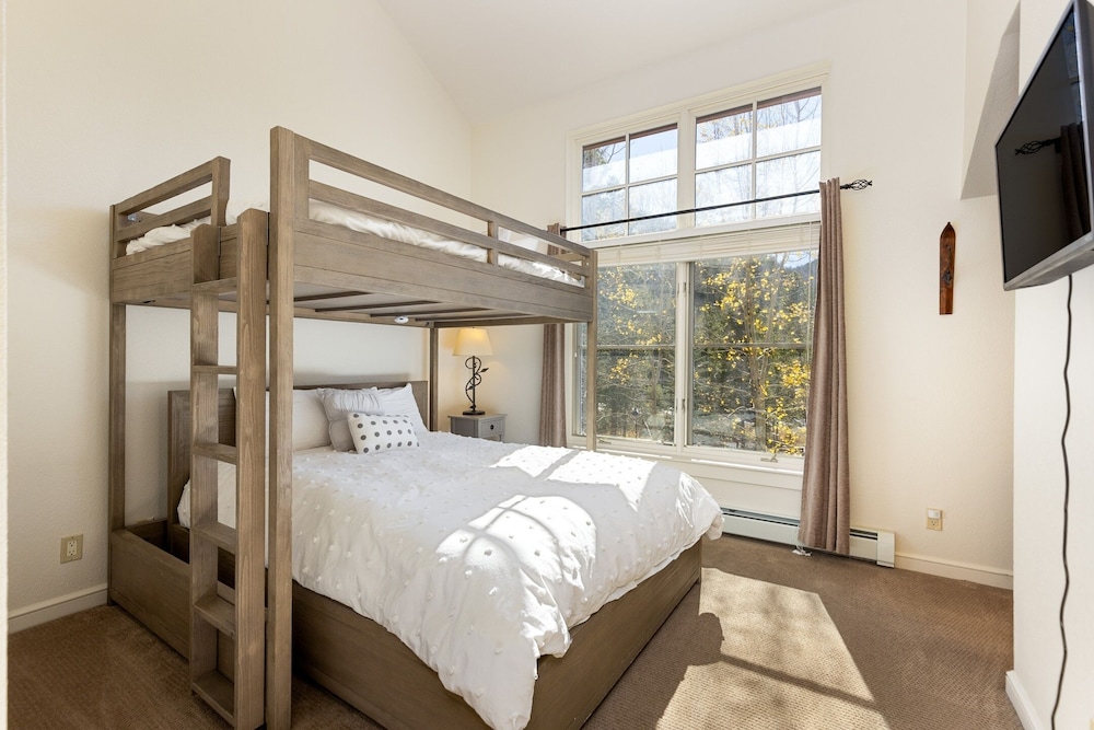 1849 The Seasons 3 Bedroom Townhouse by RedAwning view 3
