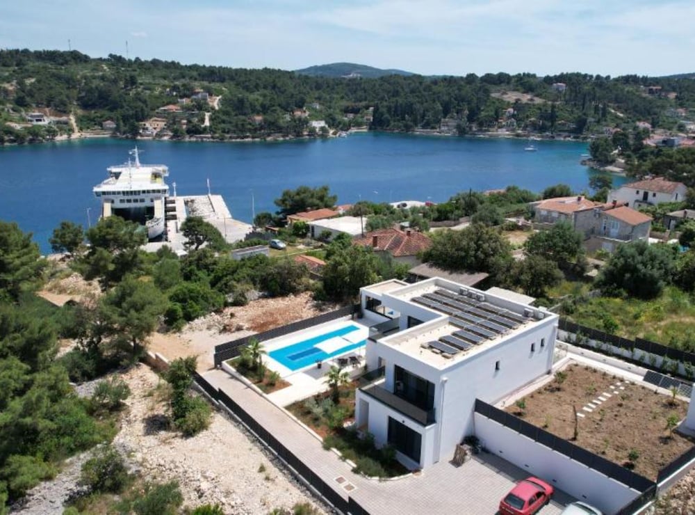 Sunset Villa Aves With Pool, Gym and Sauna