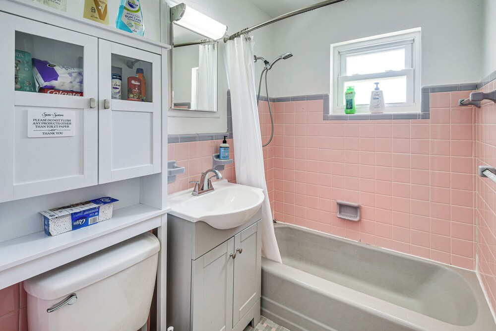 Walk to Ocean: Cozy Home w/ Yard in Ormond Beach!