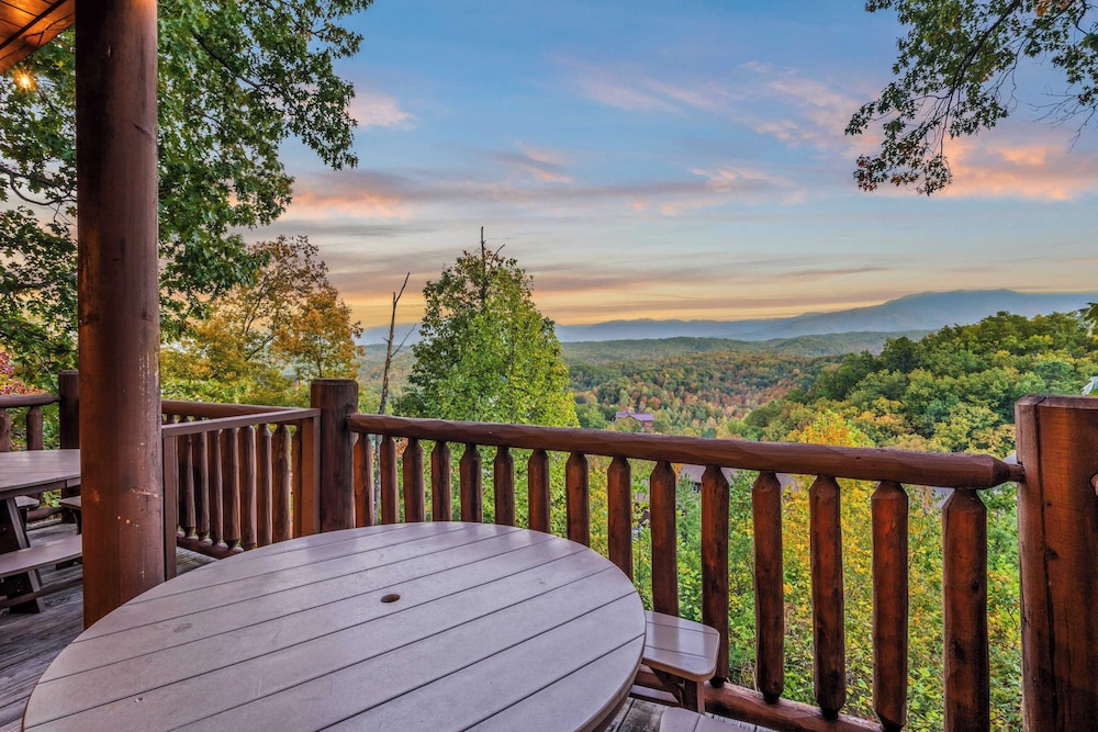 56-guest Retreat Panoramic Views, Hot Tubs, Game Room & Theater Seasonal Outdoor Pool Near Dollywood, Gatlinburg
