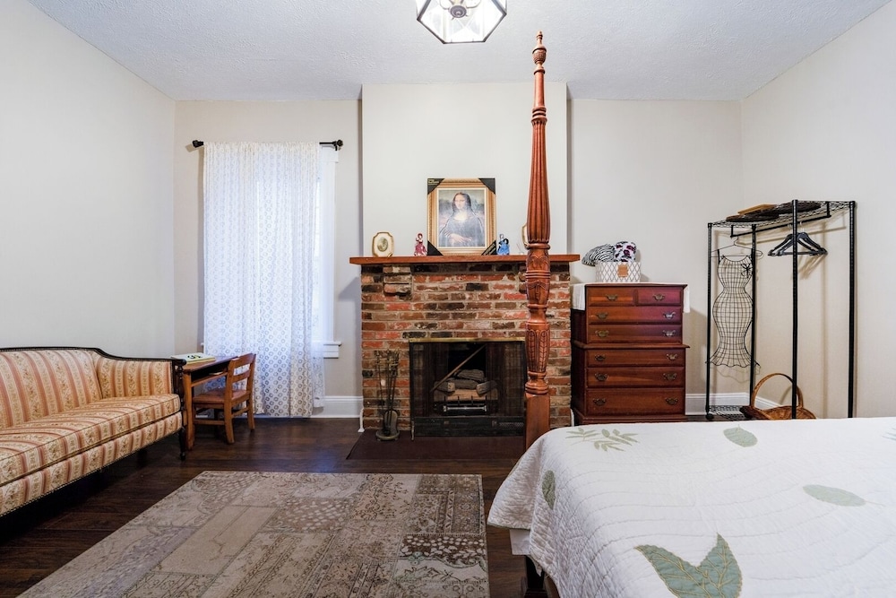 Central 4BR Historic Gem Near Colleges